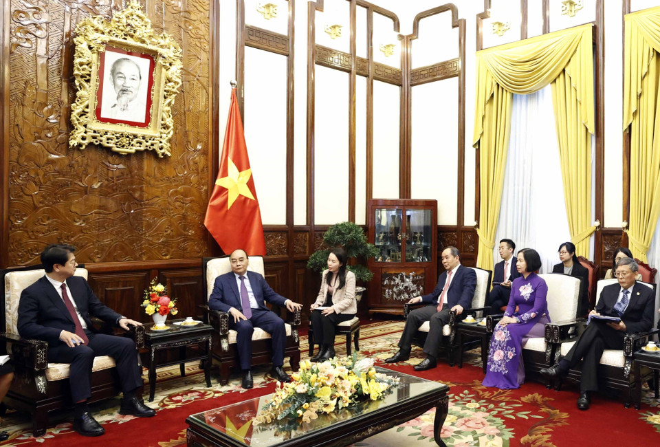 Quang cảnh buổi Chủ tịch nước Nguyễn Xuân Phúc tiếp ông Seong Ghi-hong, Chủ tịch, Giám đốc điều hành Hãng Thông tấn Yonhap của Hàn Quốc. (Ảnh: Thống Nhất/TTXVN)