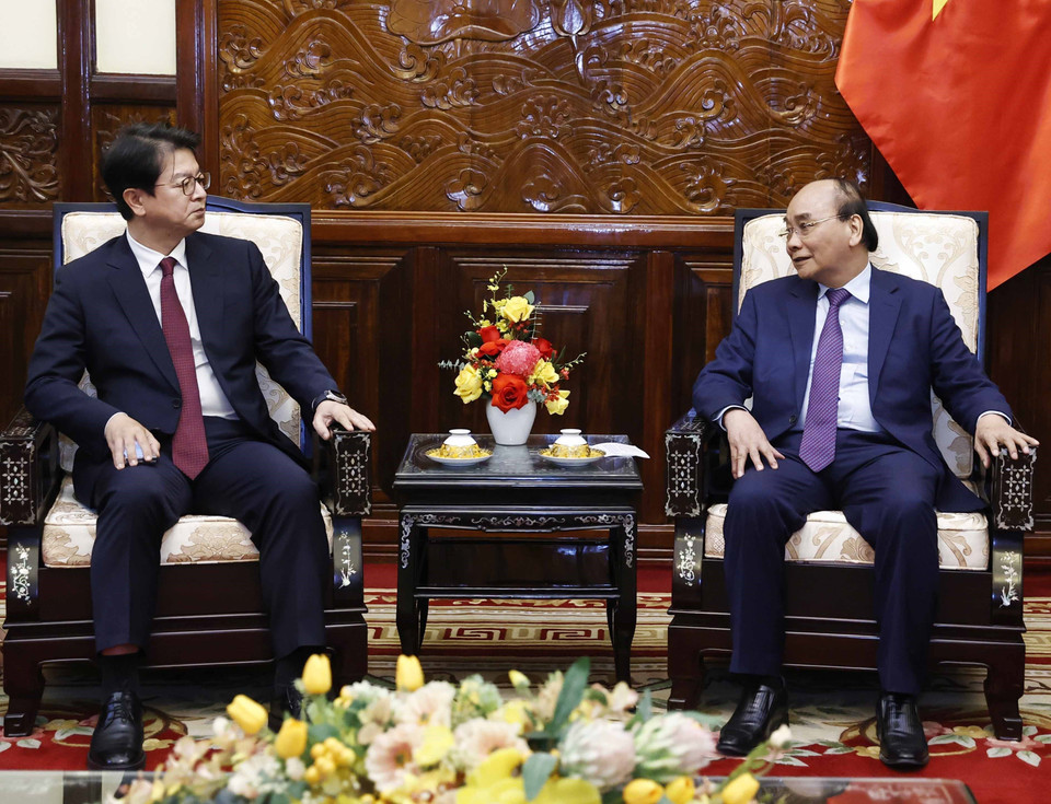 Hình ảnh Chủ tịch nước Nguyễn Xuân Phúc tiếp ông Seong Ghi-hong, Chủ tịch, Giám đốc điều hành Hãng Thông tấn Yonhap của Hàn Quốc. (Ảnh: Thống Nhất/TTXVN)