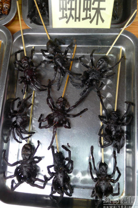 Những con nhện qua chế biến trông vẫn như còn sống là một thử thách cho những khách hàng yếu tim. (Nguồn: shanghaiist.com)