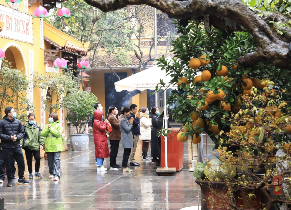 Người dân đi lễ tại chùa Quán Sứ dịp rằm tháng Giêng. (Ảnh: Hoàng Hiếu/TTXVN)