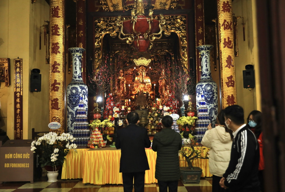 Lễ tại chính điện Chùa Quán Sứ. (Ảnh: Hoàng Hiếu/TTXVN)
