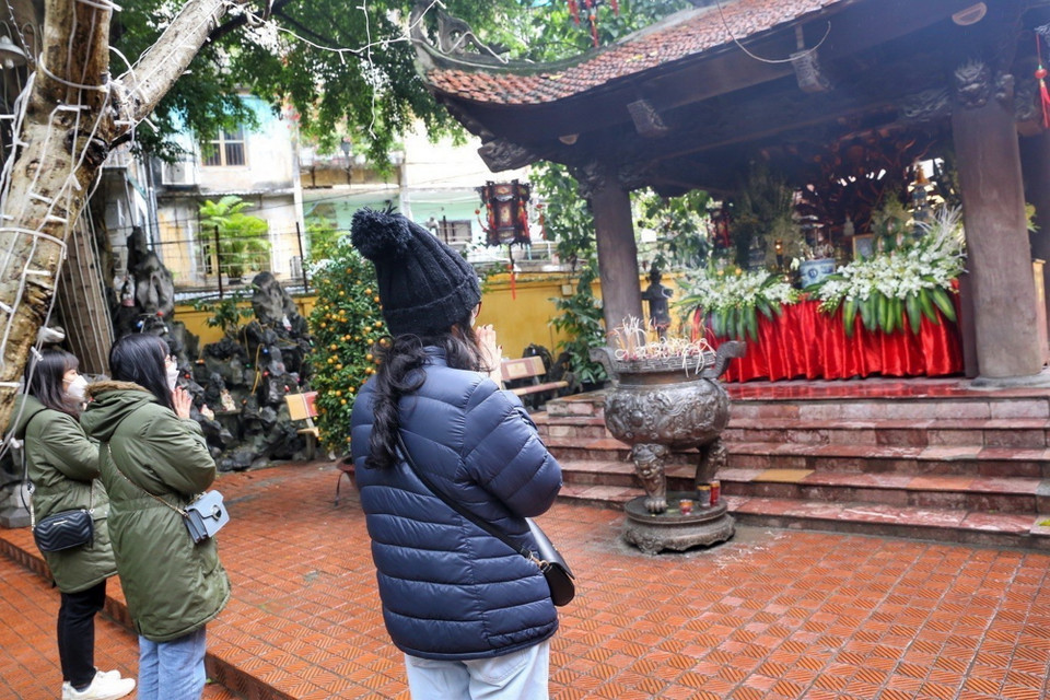 Người dân đi lễ cầu bình an, may mắn tại chùa Phúc Khánh.(Ảnh: Hoàng Hiếu/TTXVN)