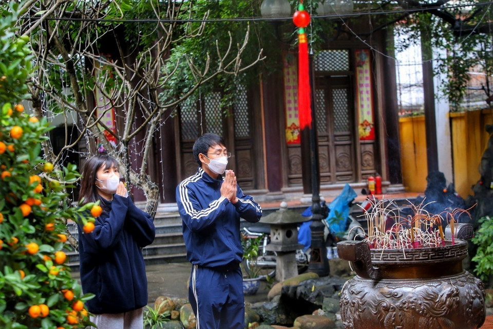 Người dân đi lễ cầu bình an, may mắn tại chùa Phúc Khánh.(Ảnh: Hoàng Hiếu/TTXVN)