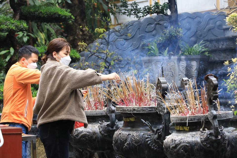 Thắp nén hương thơm tỏ tấm lòng thành khi lễ chùa Quán Sứ sáng 13/2. (Ảnh: Hoàng Hiếu/TTXVN)