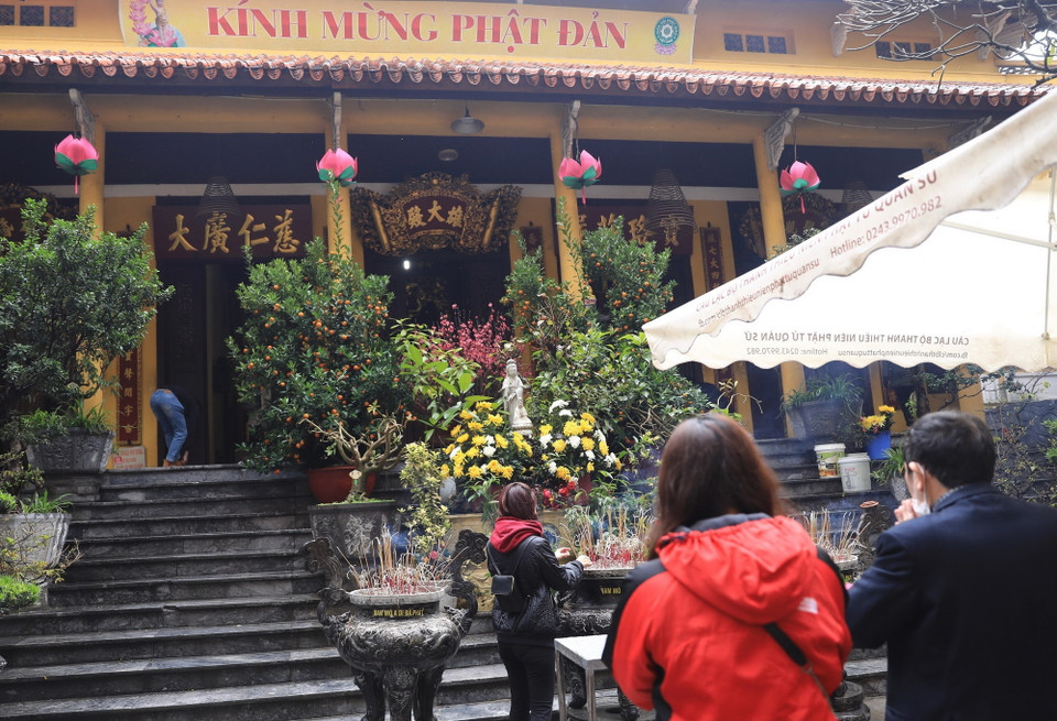 Người dân đi lễ tại chùa Quán Sứ dịp rằm tháng Giêng. (Ảnh: Hoàng Hiếu/TTXVN)