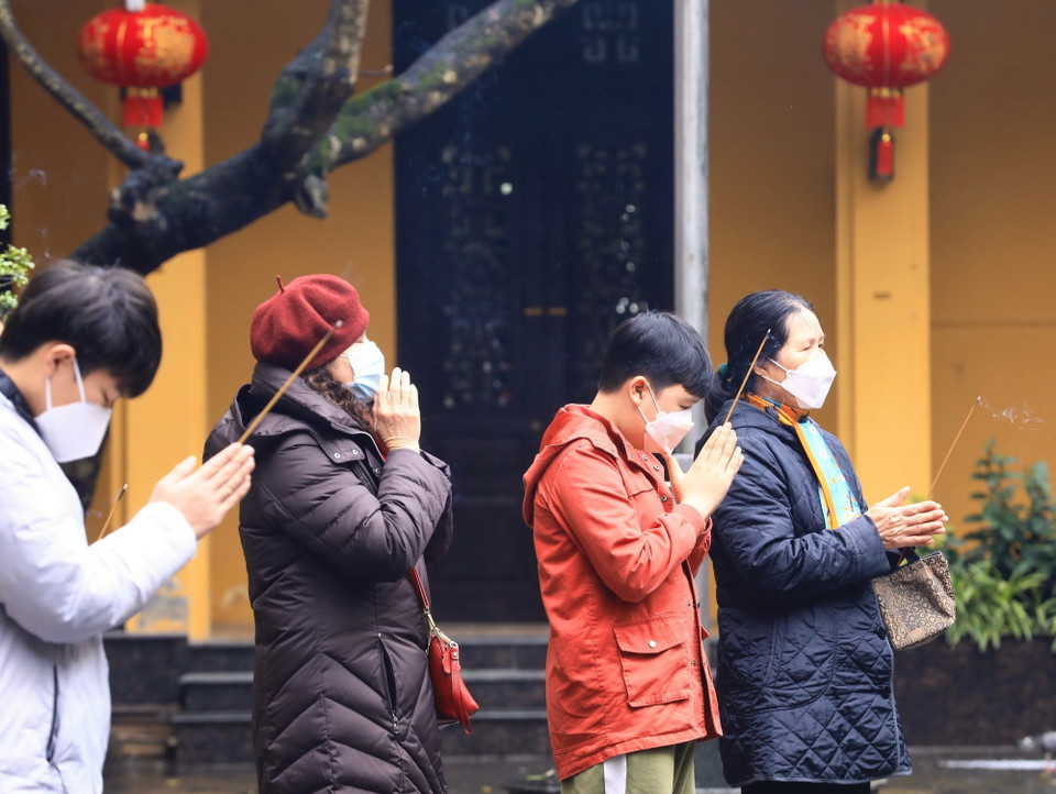 Thành tâm khấn vái cầu phúc, cầu an cho gia đình trong Năm Mới. (Ảnh: Hoàng Hiếu/TTXVN)