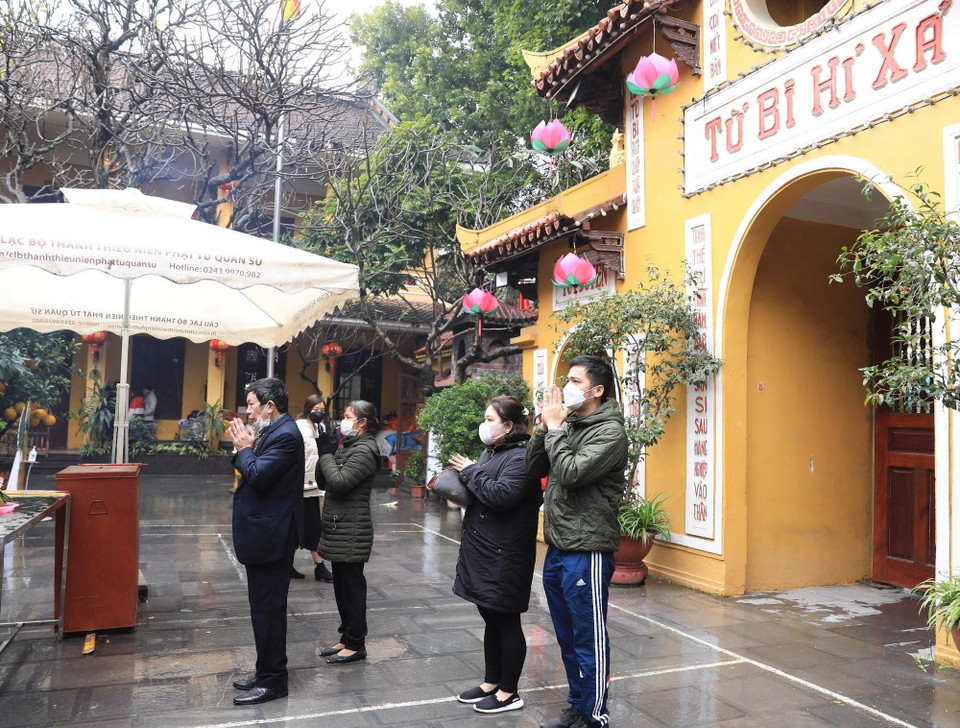 Thành tâm khấn vái cầu phúc, cầu an, cầu may mắn trong Năm Mới. (Ảnh: Hoàng Hiếu/TTXVN)