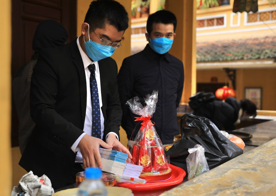 Sắp lễ trước khi vào lễ tại chùa Quán Sứ. (Ảnh: Hoàng Hiếu/TTXVN)