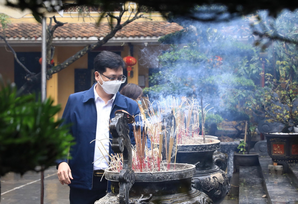 Thắp nén hương tỏ lòng thành kính (chụp sáng 13/2/2022 tại chùa Quán Sứ). (Ảnh: Hoàng Hiếu/TTXVN)