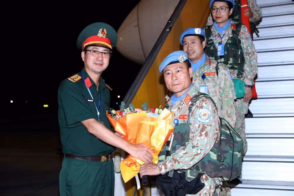 Đại tá Phạm Mạnh Thắng, Cục trưởng Cục Gìn giữ Hòa bình Việt Nam chúc mừng Đội Công binh số 1. (Ảnh: An Đăng/TTXVN)