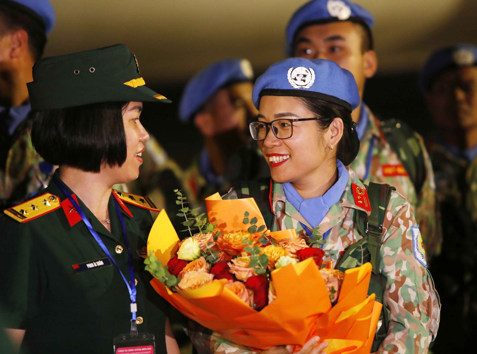 Nụ cười rạng rỡ của nữ công binh trong ngày trở về Tổ quốc. (Ảnh: An Đăng/TTXVN)