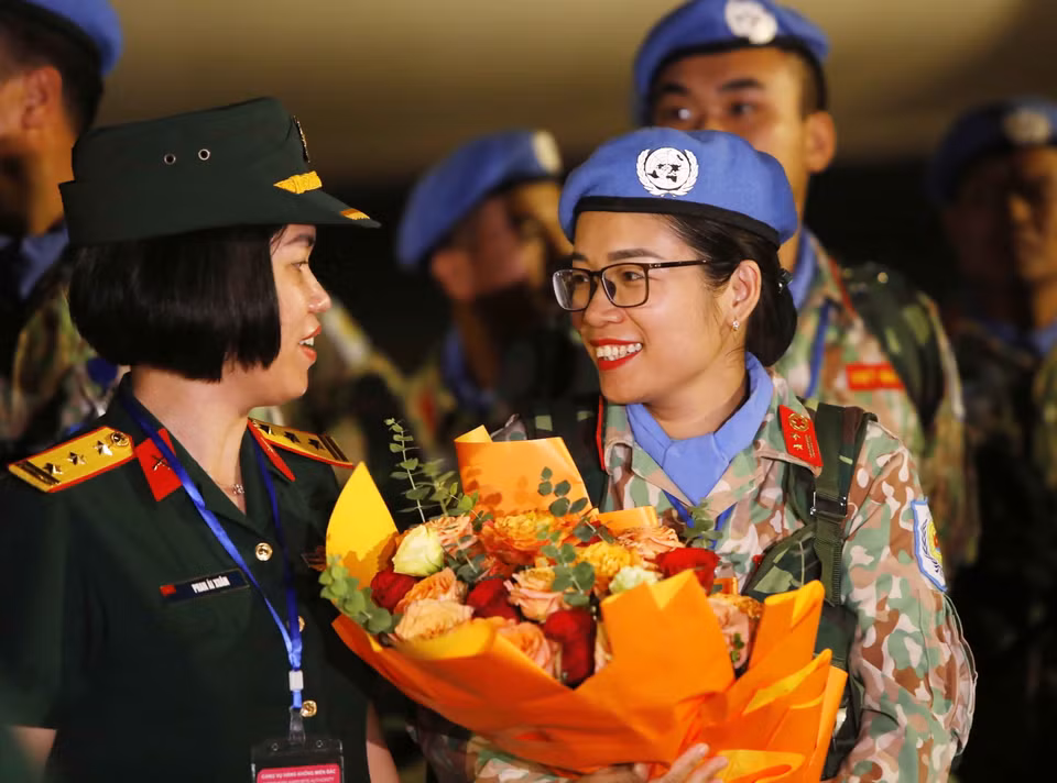 Nụ cười rạng rỡ của nữ công binh trong ngày trở về Tổ quốc. (Ảnh: An Đăng/TTXVN)