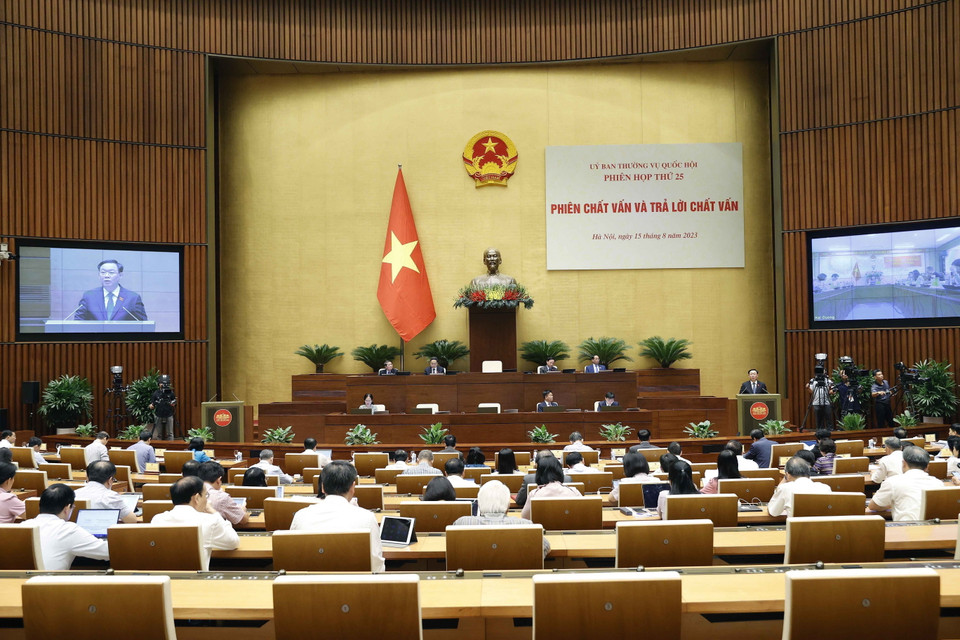 Quang cảnh phiên chất vấn và trả lời chất vấn về nhóm vấn đề thuộc lĩnh vực trách nhiệm của Bộ Tư pháp. (Ảnh: Doãn Tấn/TTXVN)