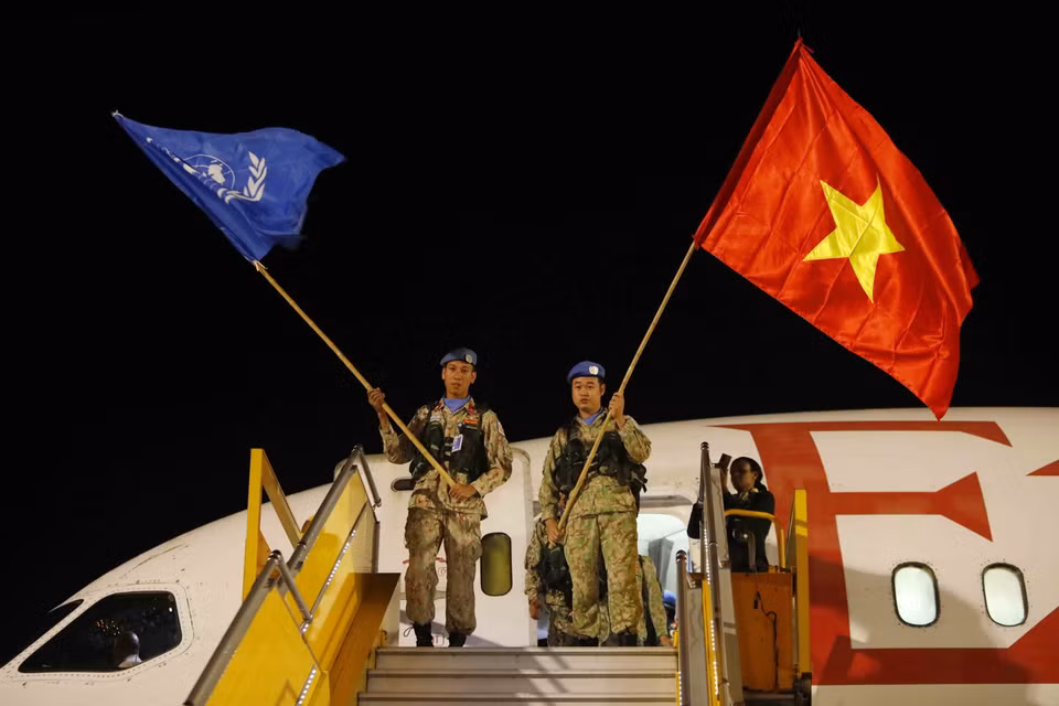 Đội Công binh số 1 về đến Sân bay quốc tế Nội Bài sau khi hoàn thành nhiệm vụ tại địa bàn Phái bộ UNISFA (khu vực Abyei). (Ảnh: An Đăng/TTXVN)