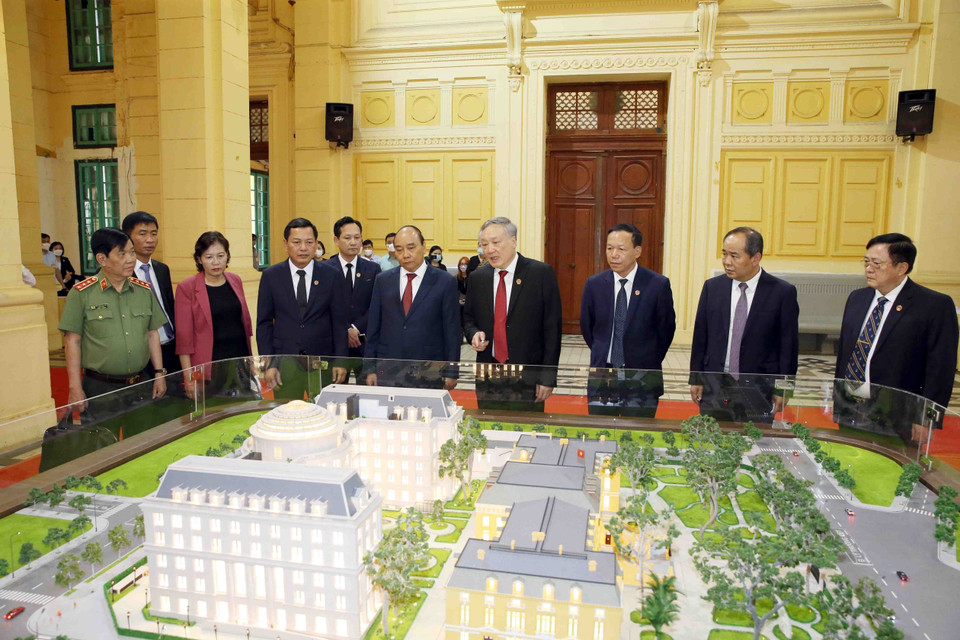 Chủ tịch nước Nguyễn Xuân Phúc tham quan mô hình trụ sở mới của Tòa án Nhân dân tối cao. (Ảnh: Phạm Kiên/TTXVN)