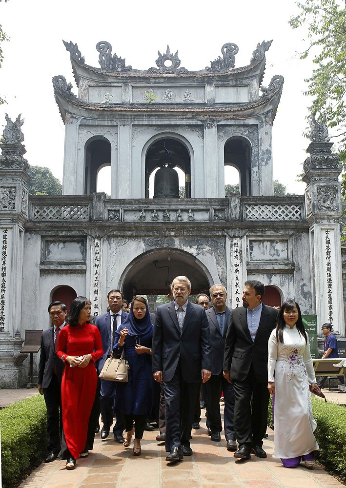 Chủ tịch Quốc hội CH Hồi giáo Iran Ali Ardeshir Larijani thăm Khu Di tích Quốc gia đặc biệt Văn Miếu-Quốc Tử Giám. (Ảnh: Văn Điệp/TTXVN) 