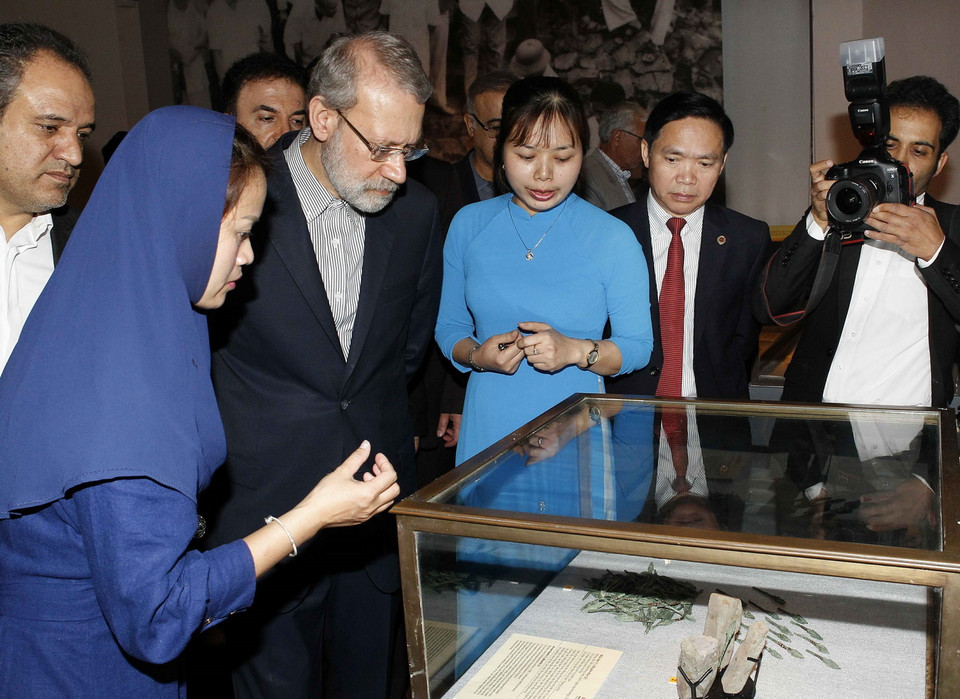Chủ tịch Quốc hội Iran Ali Ardeshir Larijani thăm Bảo tàng Lịch sử Quốc gia.(Ảnh: Văn Điệp/TTXVN) 