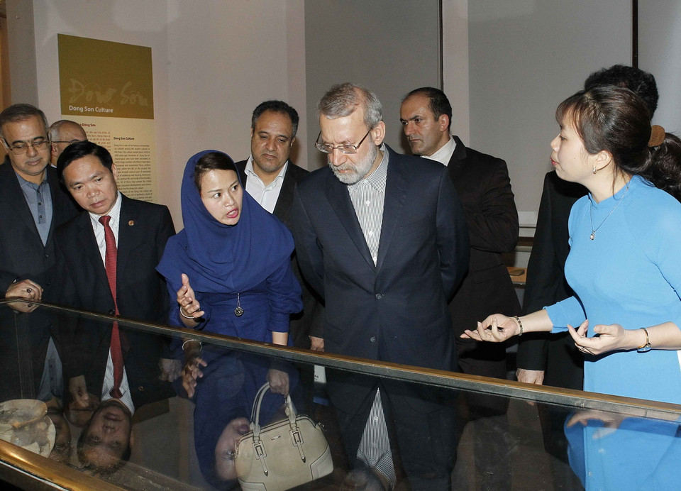 Chủ tịch Quốc hội Iran Ali Ardeshir Larijani thăm Bảo tàng Lịch sử Quốc gia.(Ảnh: Văn Điệp/TTXVN)