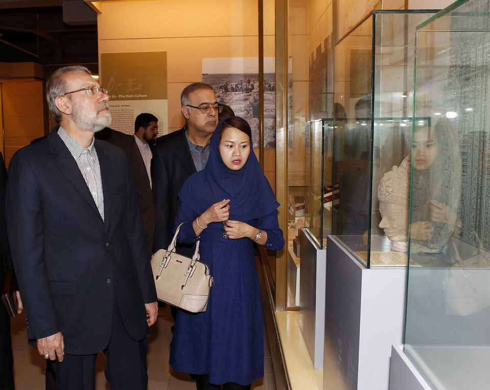 Chủ tịch Quốc hội Iran Ali Ardeshir Larijani thăm Bảo tàng Lịch sử Quốc gia.(Ảnh: Văn Điệp/TTXVN) 