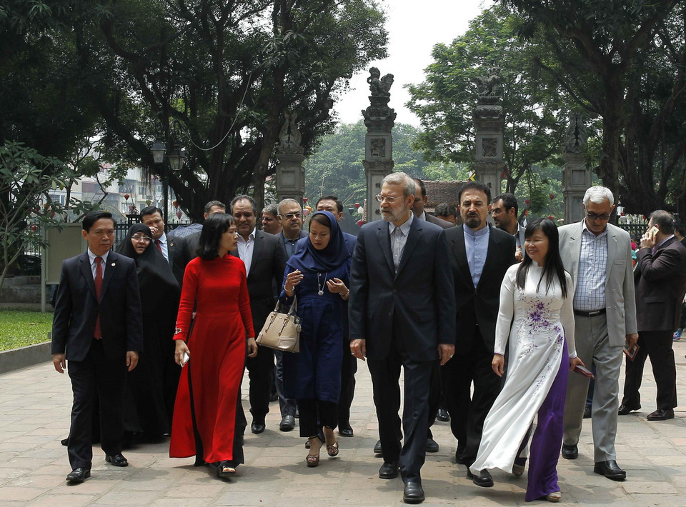 Chủ tịch Quốc hội CH Hồi giáo Iran Ali Ardeshir Larijani thăm Khu Di tích Quốc gia đặc biệt Văn Miếu-Quốc Tử Giám. (Ảnh: Văn Điệp/TTXVN) 