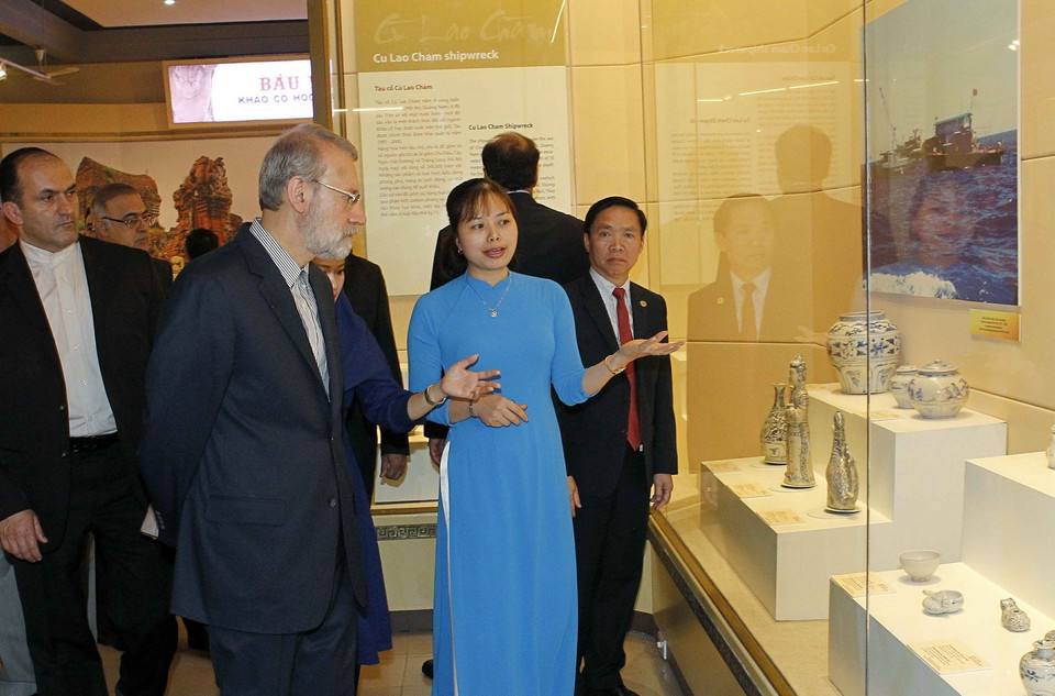 Chủ tịch Quốc hội Iran Ali Ardeshir Larijani thăm Bảo tàng Lịch sử Quốc gia.(Ảnh: Văn Điệp/TTXVN) 