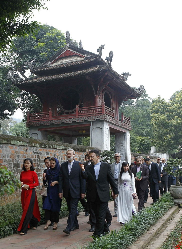 Chủ tịch Quốc hội CH Hồi giáo Iran Ali Ardeshir Larijani thăm Khu Di tích Quốc gia đặc biệt Văn Miếu-Quốc Tử Giám. (Ảnh: Văn Điệp/TTXVN) 