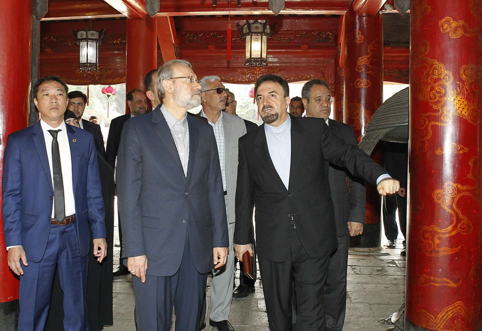 Chủ tịch Quốc hội CH Hồi giáo Iran Ali Ardeshir Larijani thăm Khu Di tích Quốc gia đặc biệt Văn Miếu-Quốc Tử Giám. (Ảnh: Văn Điệp/TTXVN) 