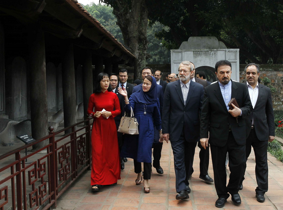 Chủ tịch Quốc hội CH Hồi giáo Iran Ali Ardeshir Larijani thăm Khu Di tích Quốc gia đặc biệt Văn Miếu-Quốc Tử Giám. (Ảnh: Văn Điệp/TTXVN) 