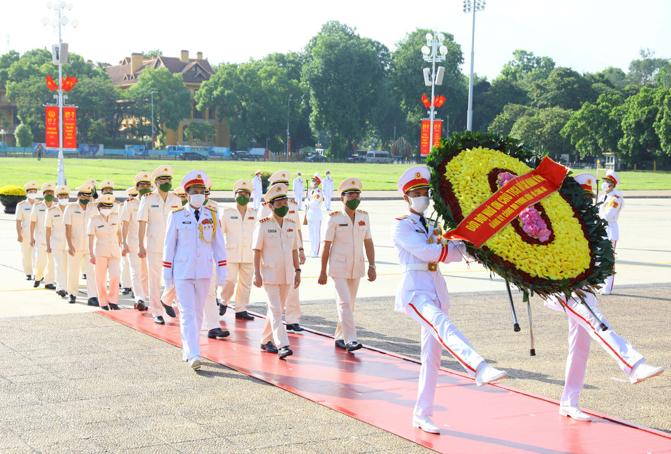 Đoàn đại biểu Đảng ủy Công an Trung ương và Bộ Công an đặt vòng hoa và vào Lăng viếng Chủ tịch Hồ Chí Minh. (Ảnh: Nguyễn Điệp/TTXVN)