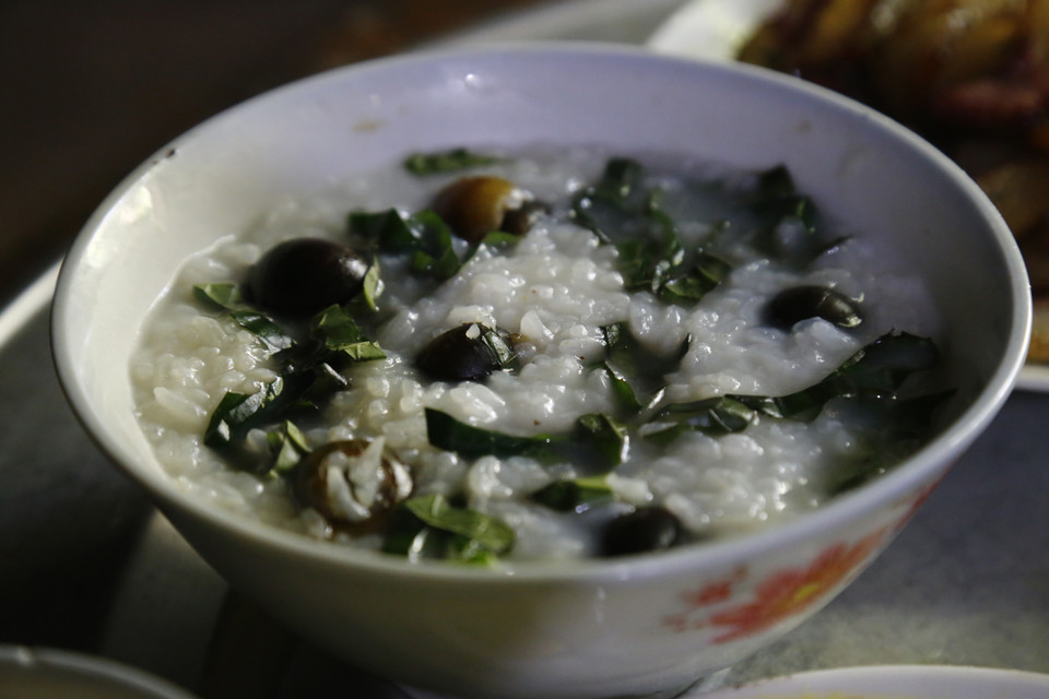 Bát cháo ốc trong mâm cơm cúng ma bếp của đồng bào Tống. (Ảnh: Nam Sương/TTXVN)