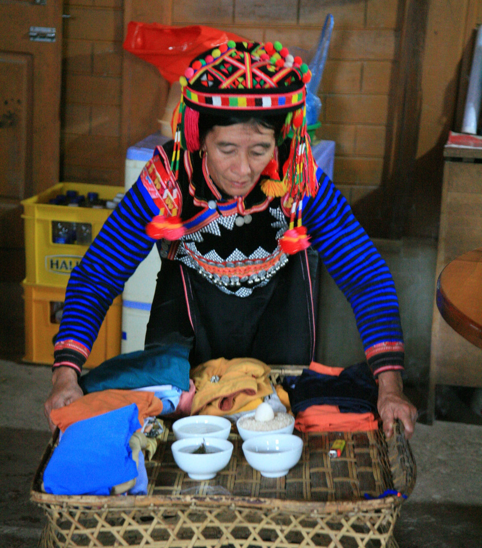 Người Hà Nhì chuẩn bị mâm cúng cho nghi thức gọi hồn. (Ảnh: TTXVN phát)