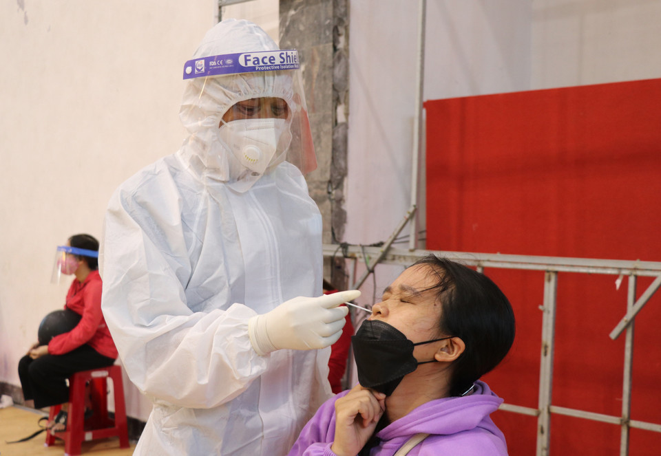 Lực lượng y tế lẫy mẫu cho công dân Phú Yên trở về từ vùng dịch. (Ảnh: Phạm Cường/TTXVN)