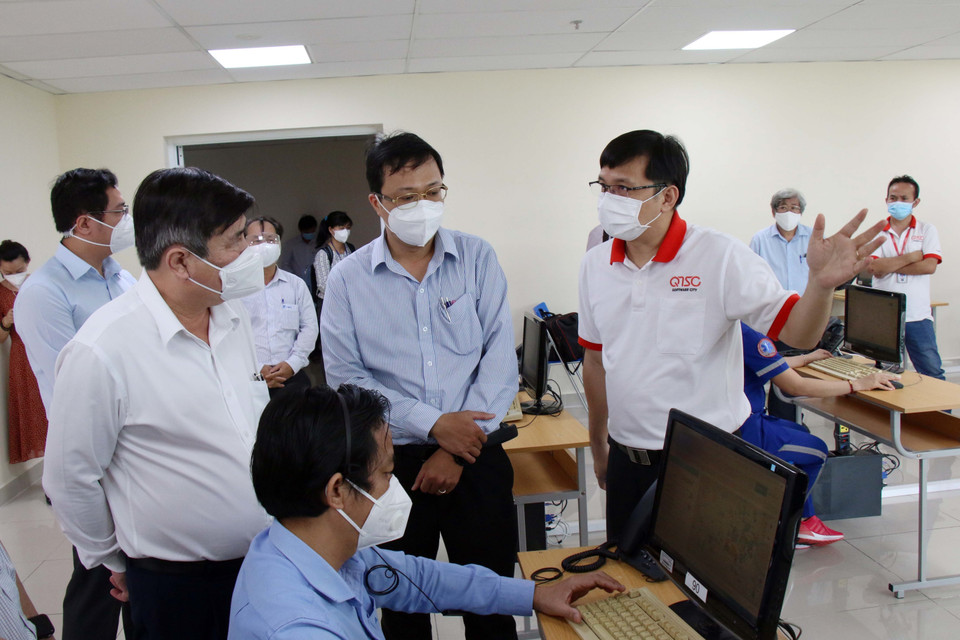  Lãnh đạo Công viên phần mềm Quang Trung chia sẻ phương án ba tại chỗ cho các tổng đài viên. (Ảnh: Tiến Lực/TTXVN)