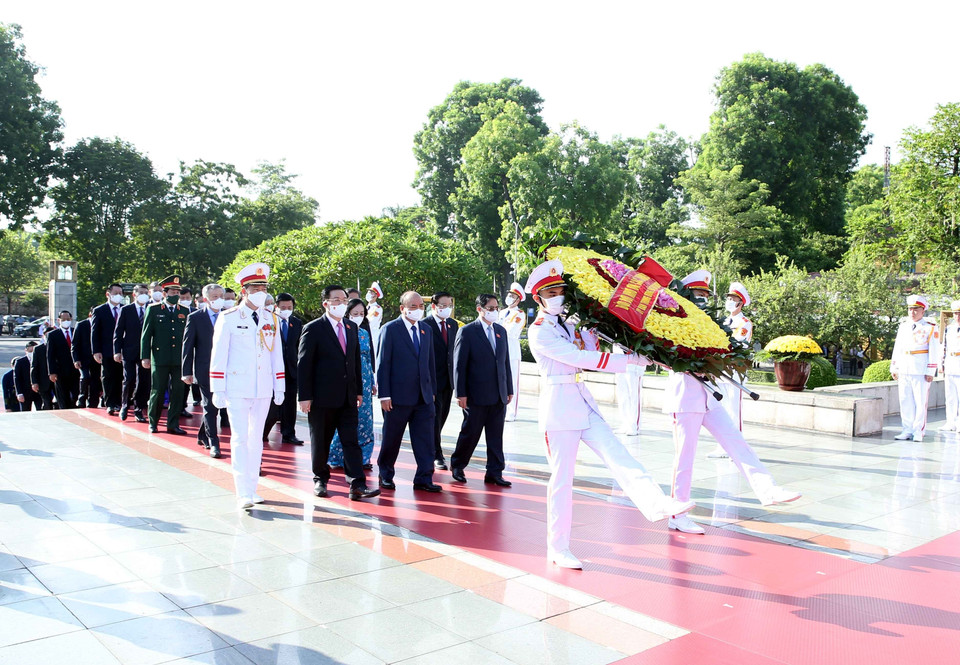 Lãnh đạo Đảng, Nhà nước dâng hoa tưởng niệm các Anh hùng liệt sỹ. (Ảnh: Phạm Kiên/TTXVN)