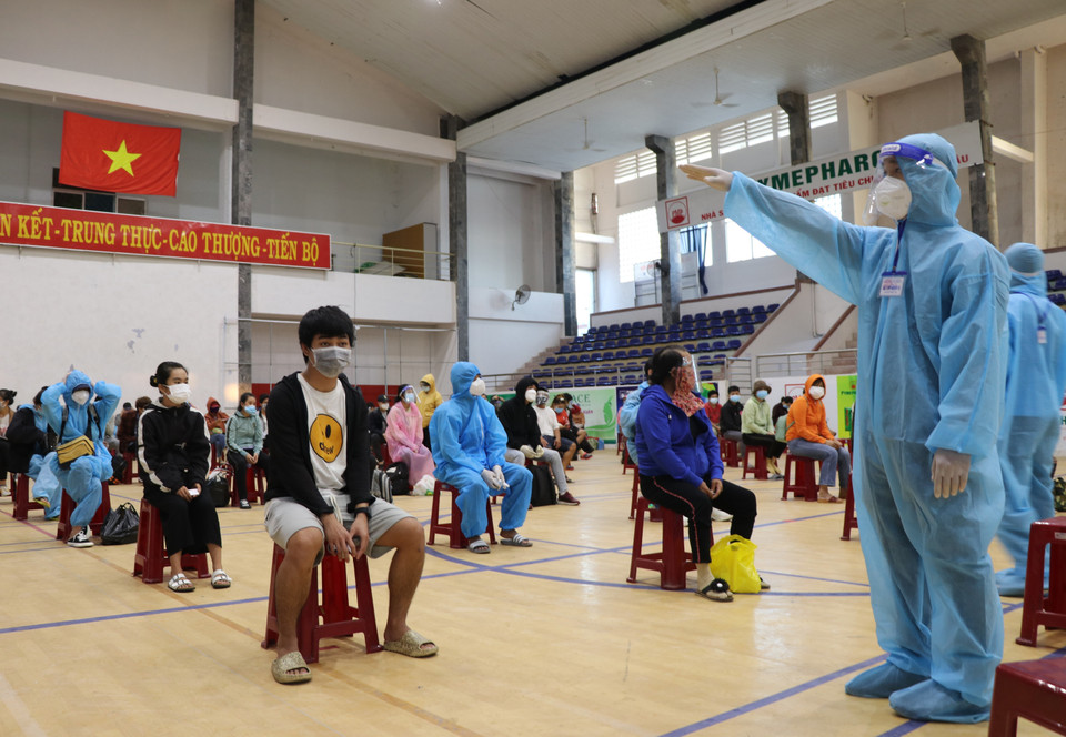 Các công dân được hướng dẫn ngồi giữ khoảng cách để tiến hành lấy mẫu PCR. (Ảnh: Phạm Cường/TTXVN)