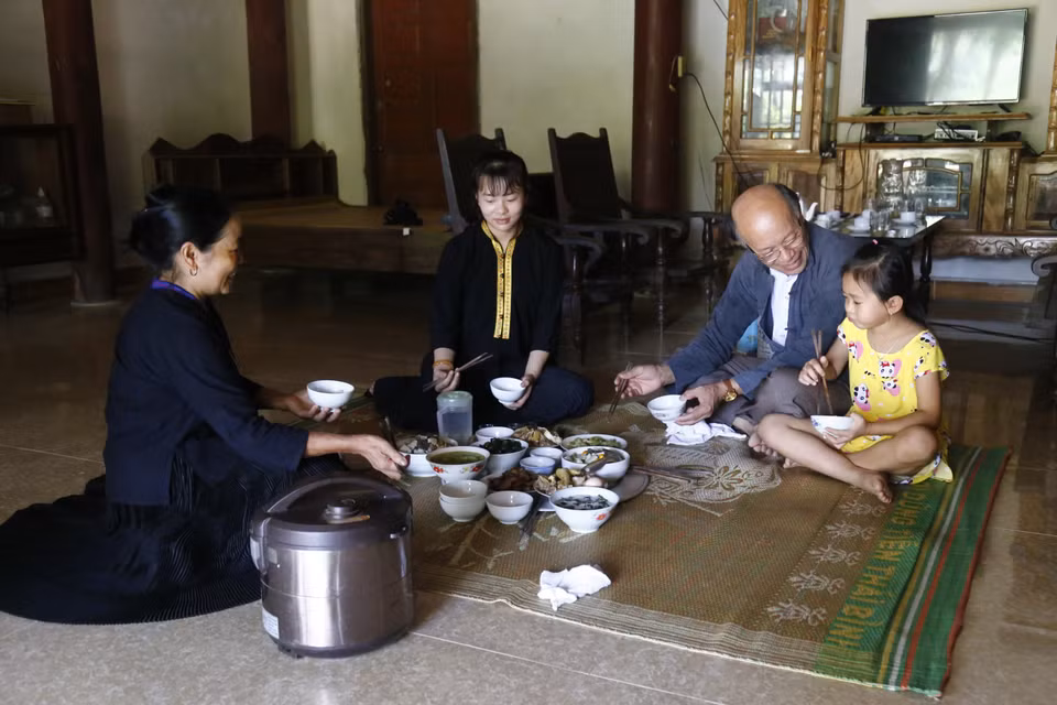 Bữa cơm trong ngày Tết cúng ma bếp của người Tống. (Ảnh: Nam Sương/TTXVN)