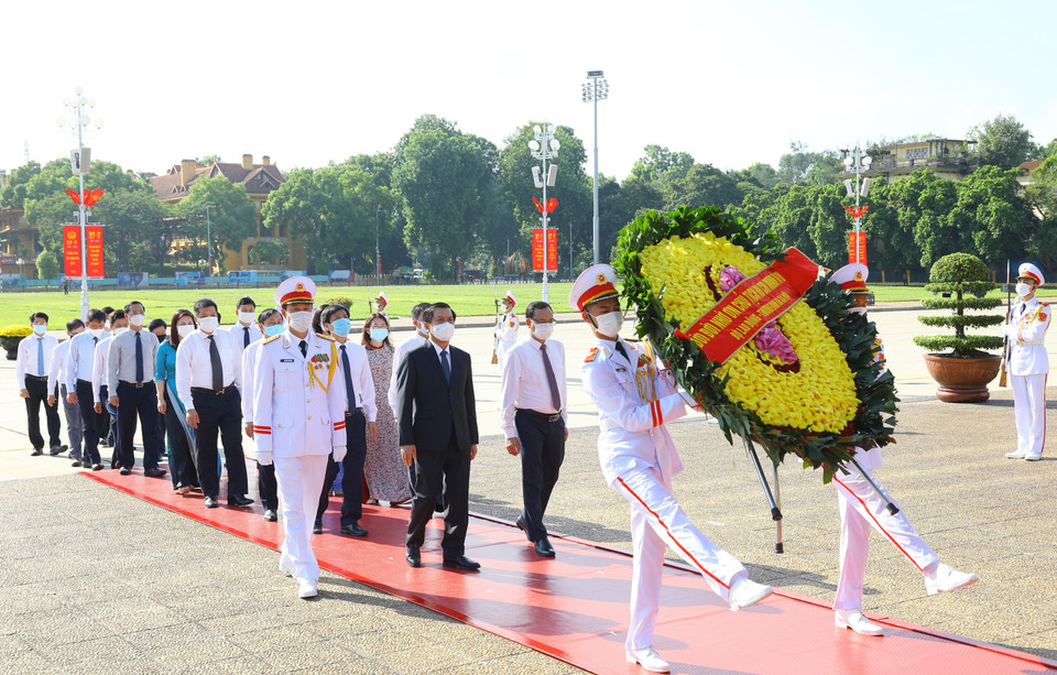 Đoàn đại biểu Bộ Lao động-Thương binh và Xã hội đặt vòng hoa và vào Lăng viếng Chủ tịch Hồ Chí Minh. (Ảnh: Nguyễn Điệp/TTXVN)