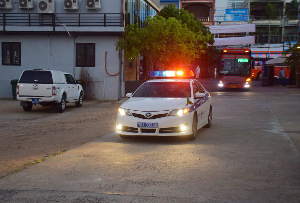 Đoàn xe được lực lương Công an giao thông thành phố Tuy Hòa, Phú Yên dẫn đường về đến thành phố lúc 5 giờ sáng. 