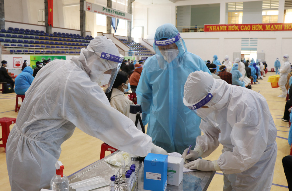 Lực lượng y tế lẫy mẫu cho công dân Phú Yên trở về từ vùng dịch. (Ảnh: Phạm Cường/TTXVN)