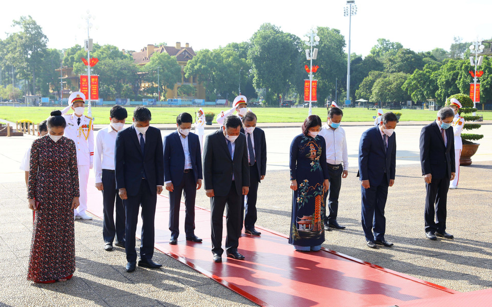 Đoàn đại biểu thành phố Hà Nội tưởng niệm Chủ tịch Hồ Chí Minh. (Ảnh: Nguyễn Điệp/TTXVN)
