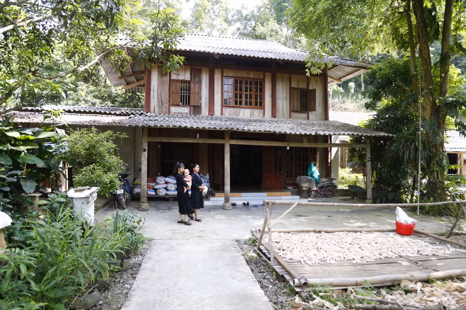 Nếp nhà truyền thống của đồng bào Tống ở thôn Đồng Cướm. (Ảnh: Nam Sương/TTXVN)