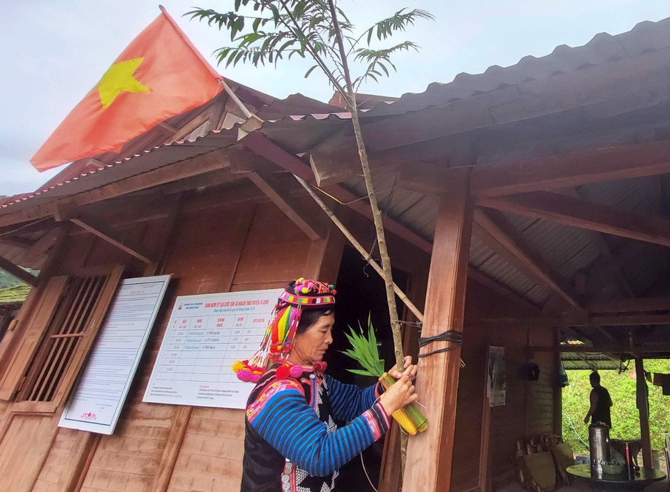 Người Hà Nhì ở bản làng Tả Cố Khừ (một trong 7 bản của xã Sín Thầu) dọn dẹp nhà cửa, cảnh quan sân ngõ sạch sẽ để chuẩn bị cho Tết Mùa mưa. (Ảnh: TTXVN phát)