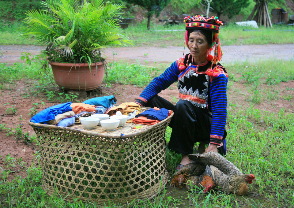 Người đóng vai trò chủ lễ phải là chủ nhà (bố, mẹ), hoặc có vai trò nhân nhân tố quan trọng trong cộng đồng (già làng, trưởng bản, trưởng dòng họ). (Ảnh: TTXVN phát)