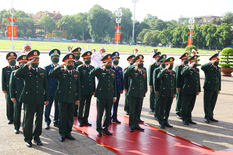 Đoàn đại biểu Quân ủy Trung ương và Bộ Quốc phòng tưởng niệm Chủ tịch Hồ Chí Minh. (Ảnh: Nguyễn Điệp/TTXVN)