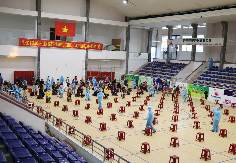 Khu vực lấy mẫu xét nghiệm PCR cho công dân Phú Yên trở về từ vùng dịch tại nhà thi đấu Lê Trung Kiên. (Ảnh: Phạm Cường/TTXVN)