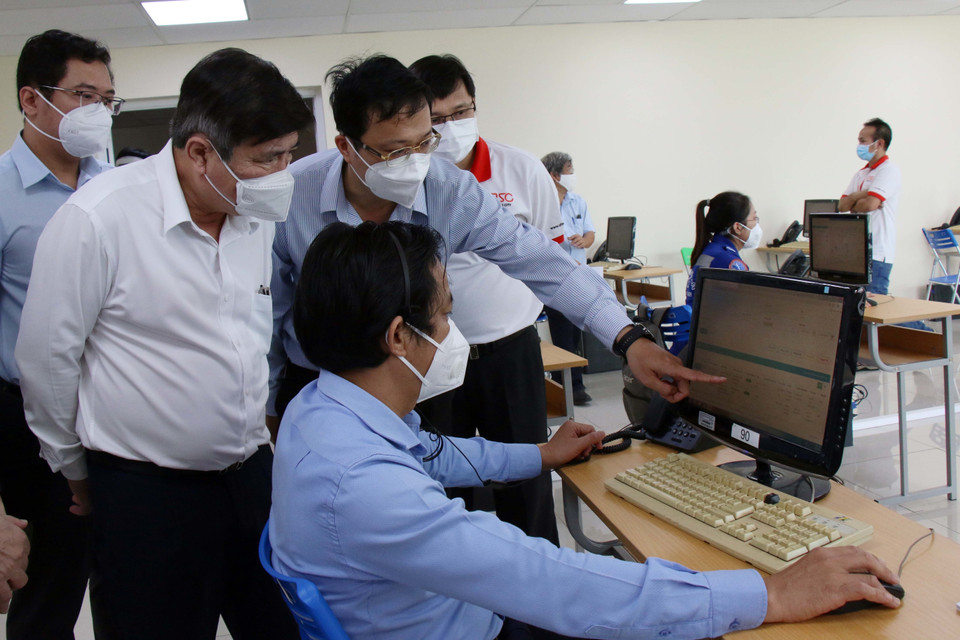 Lãnh đạo Trung tâm cấp cứu 115 giới thiệu về Tổng đài 115 với Chủ tịch UBND Thành phố Hồ Chí Minh Nguyễn Thành Phong. (Ảnh: Tiến Lực/TTXVN)