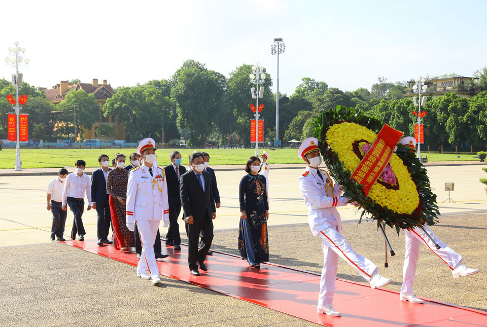 Đoàn đại biểu thành phố Hà Nội đặt vòng hoa và vào Lăng viếng Chủ tịch Hồ Chí Minh. (Ảnh: Nguyễn Điệp/TTXVN)