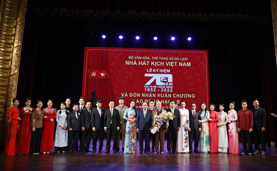 Chủ tịch nước Nguyễn Xuân Phúc cùng các đại biểu và các nghệ sỹ Nhà hát Kịch Việt Nam tại buổi lễ. (Ảnh: Thống Nhất/TTXVN)