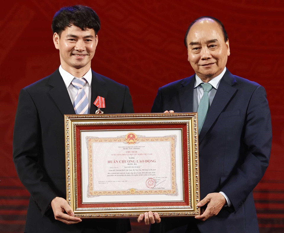 Chủ tịch nước Nguyễn Xuân Phúc trao tặng Huân chương Lao động hạng Ba cho Nghệ sỹ Ưu tú Nguyễn Xuân Bắc -Giám đốc Nhà hát Kịch Việt Nam. (Ảnh: Thống Nhất/TTXVN)