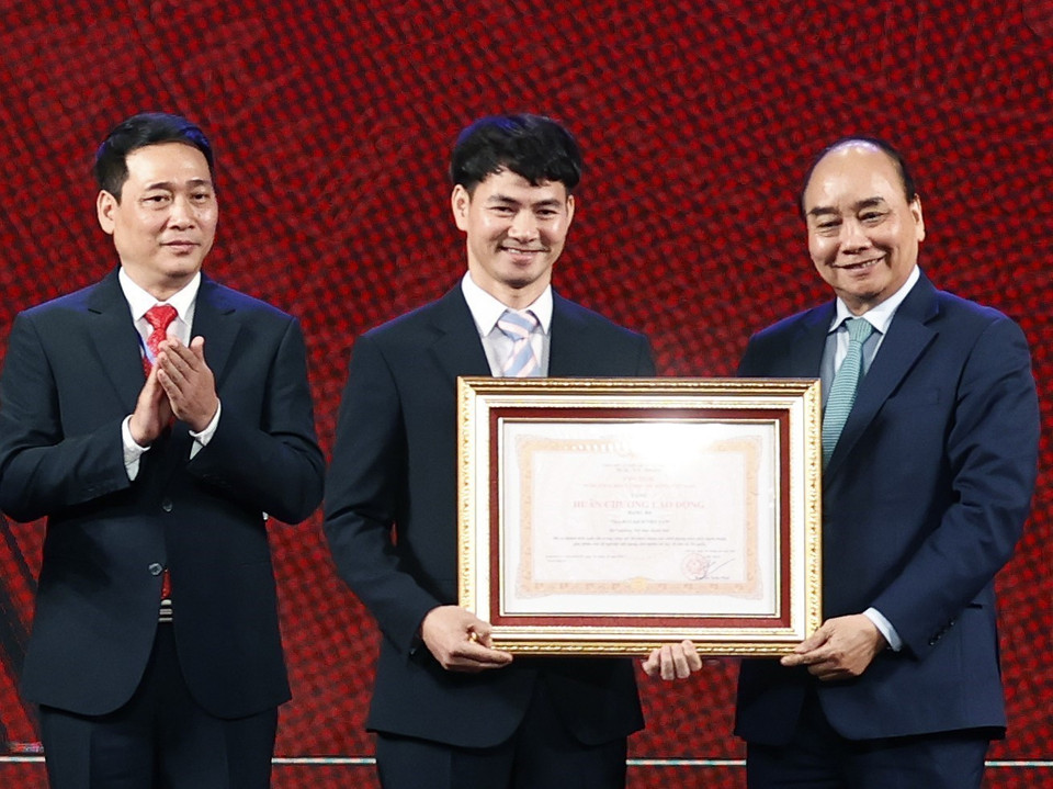 Chủ tịch nước Nguyễn Xuân Phúc trao tặng Huân chương Lao động hạng Ba cho Nhà hát Kịch Việt Nam. (Ảnh: Thống Nhất/TTXVN)